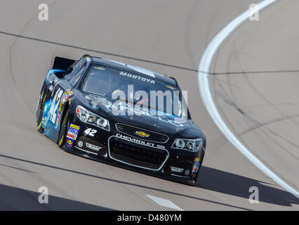 7 marzo 2013 - Las Vegas, NV, Stati Uniti - LAS VEGAS NV - Mar 07, 2013: Juan Pablo Montoya (42) porta la sua ascia Pollo Chevrolet Monte Carlo attraverso le spire durante una sessione di test per la Kobalt Tools 400 a Las Vegas Motor Speedway in Las Vegas NV. Foto Stock
