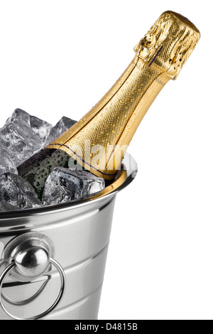 Bottiglia di champagne nel refrigeratore con cubetti di ghiaccio Foto Stock