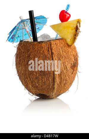 Noce di cocco cocktail davanti a uno sfondo bianco Foto Stock
