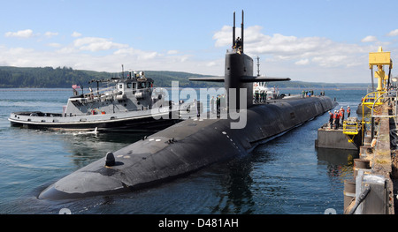 La USS Louisiana torna al suo porto di Bangor, Washington, dopo un dispiegamento. Questo evento segna il completamento positivo della sua missione e il ritorno dell'equipaggio alla loro base. Il sottomarino fa parte della forza di deterrenza strategica della Marina degli Stati Uniti. Foto Stock