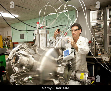 Uno scienziato a superficie navale Warfare Center consente di regolare il flusso di gas argon. Foto Stock