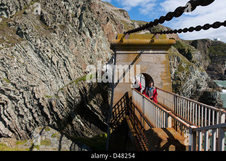 La sospensione di ferro ponte che collega il sud pila faro alla terraferma in Angelsey, Galles Foto Stock