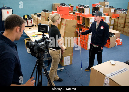 Un membro della squadra di nuoto paralimpico degli Stati Uniti fornisce un'intervista sulla loro formazione e le loro esperienze. L'atleta fa parte della squadra che gareggia in eventi internazionali, rappresentando gli Stati Uniti negli sport adattivi. Foto Stock