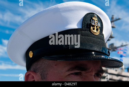 Un Senior Chief osserva i marinai manning le rotaie. Foto Stock