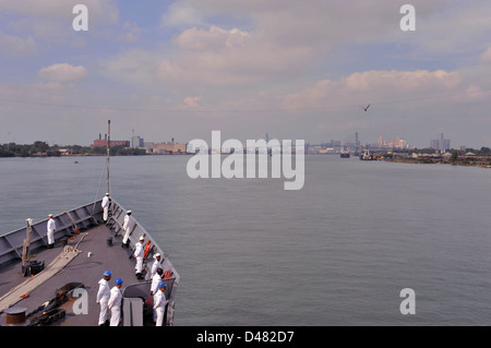 I marinai sono a bordo di una nave della Marina americana nel Michigan, per commemorare la guerra del 1812, un importante conflitto nella storia degli Stati Uniti. L'evento evidenzia il significato di Detroit e il suo ruolo nella guerra, riflettendo la lunga tradizione della Marina. Foto Stock