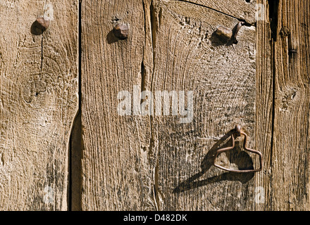 In prossimità di una maniglia sulla vecchia porta di legno in una casa abbandonata Foto Stock