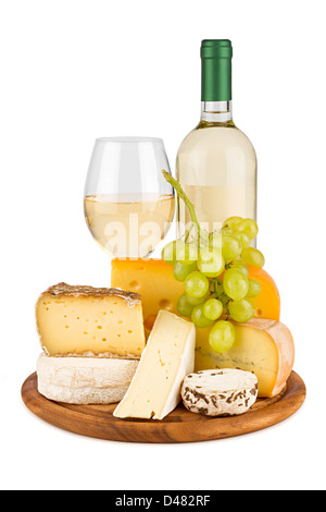 Scheda con formaggi, vino bianco e uva. Foto Stock