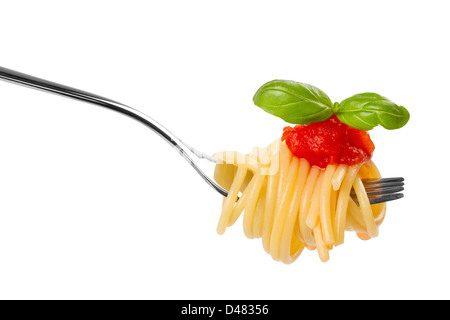 Forcella spaghetti con sugo di pomodoro e basilico su sfondo bianco Foto Stock