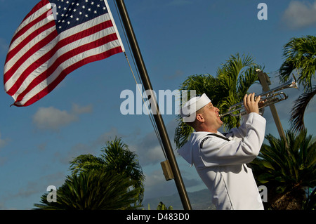 Bugler gioca a 9/11 cerimonia. Foto Stock