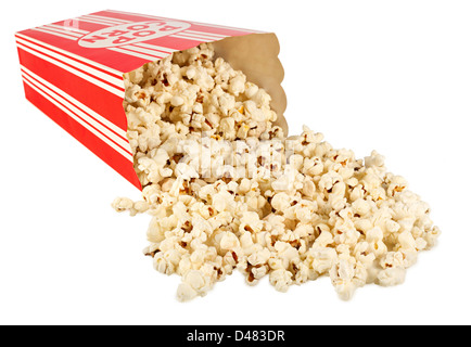 Popcorn caduti nella casella su sfondo bianco Foto Stock