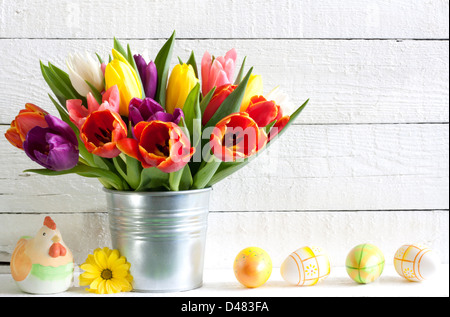 Pasqua Primavera tulipani a benna del bianco tavole vintage Foto Stock