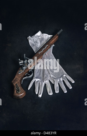 Un vecchio fucile militare con i guanti bianchi Foto Stock