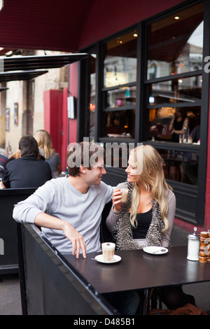 Coppia giovane rilassante in cafe. Fitzroy, Melbourne, Victoria, Australia Foto Stock