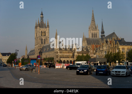 La piazza principale e il panno Hall di Ypres o Ieper Belgio Foto Stock