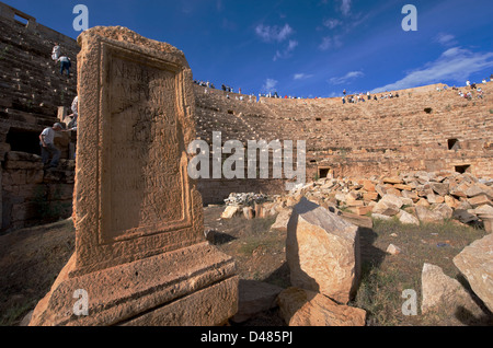 Il Colosseo a le spettacolari rovine di Leptis Magna vicino al Khums, Libia Foto Stock