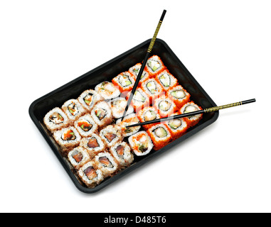 Grande colorato set di sushi e bacchette isolato su bianco Foto Stock