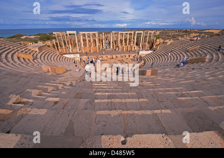 Il teatro presso le spettacolari rovine di Leptis Magna vicino al Khums, Libia Foto Stock