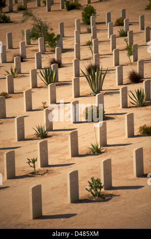 Tombe di guerra nel Deserto del Sahara al Commonwealth cimitero di El Alamein, Egitto Foto Stock