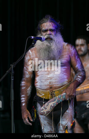 Mar 07, 2013 - Adelaide, South Australia, Australia - STEVE GADLABARDI orafo esegue un Kaurna benvenuti alla chiamata multimediale prima di iniziare il Womadelaide 2013. (Credito Immagine: © Gary Francesco/ZUMAPRESS.com) Foto Stock