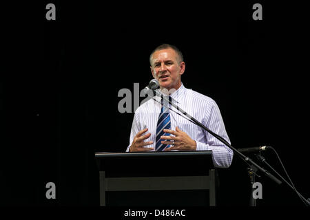 Mar 07, 2013 - Adelaide, South Australia, Australia - JAY WEATHERILL South Australian Premier parla di chiamata multimediale prima di iniziare il Womadelaide 2013. (Credito Immagine: © Gary Francesco/ZUMAPRESS.com) Foto Stock