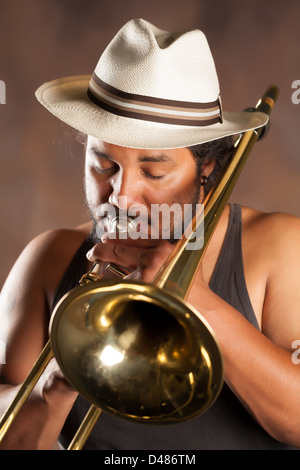 Rastafarian Man Riproduci Trombone indossando un cappello di Panama Foto Stock