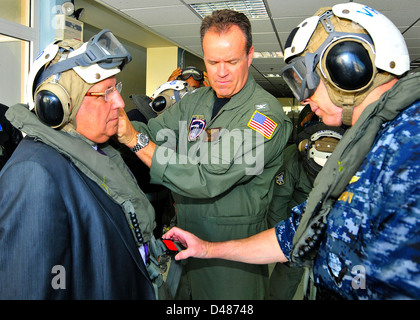 Il bulgaro il ministro della difesa si prepara a visitare la USS Enterprise. Foto Stock