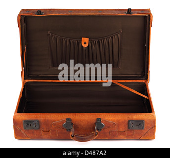 Una vecchia pelle valigia aperta su sfondo bianco Foto Stock