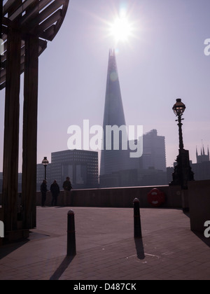 La Shard come si vede dal fiume a piedi sulla sponda nord del fiume Tamigi Londra Foto Stock