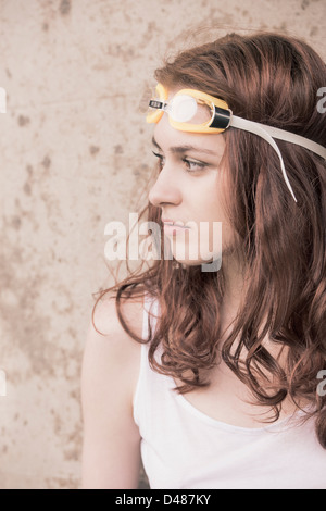 Ritratto di un grave giovane donna con occhiali da nuoto Foto Stock