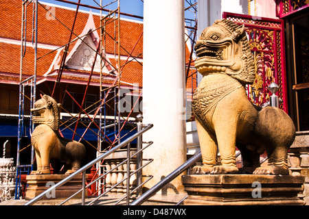 Il Lion statue realizzate in pietra ​​of. Sostare davanti a un tempio in Thailandia a Phetchaburi provincia. Foto Stock