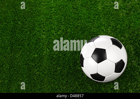 Un soccerball su un verde prato Foto Stock