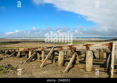 Un vecchio scalo in un vecchio cantiere in disuso sulla costa sud-ovest il percorso a Appledore, Devon, Inghilterra. Foto Stock