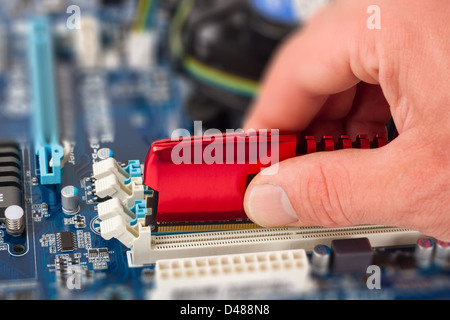 Installazione di un modulo memoria principale Foto Stock