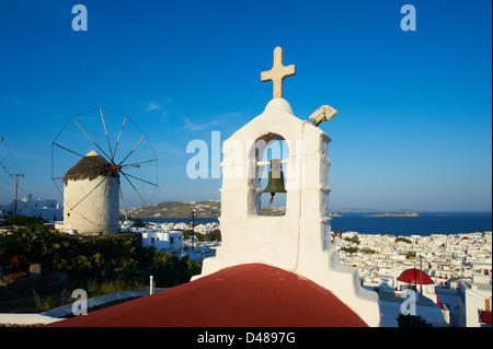 Grecia CICLADI Mykonos isola, Chora, Mykonos, Boni windmill e chiesa Foto Stock