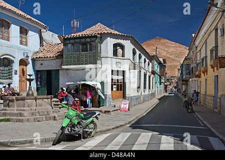 Colorata architettura coloniale nelle strade di Potosí, Bolivia, Sud America Foto Stock