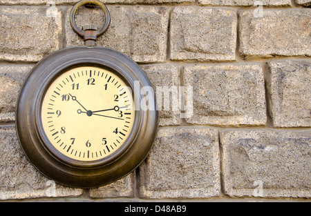 Il vecchio orologio di metallo su un muro di pietra, la Città Vecchia di Plovdiv, Bulgaria, Balcani, Europa orientale Foto Stock