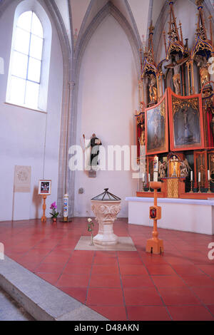 Una rosa bianca sorge nei pressi del battistero di Joseph Ratzinger nel S. Osvaldo chiesa nel villaggio bavarese Marktl durante le ultime ore del pontificato di Joseph Ratzinger come Papa Benedetto XVI. Foto Stock