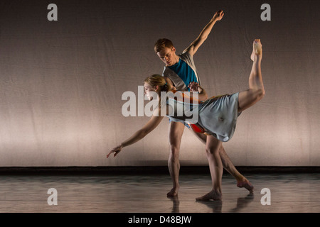 Richard Alston di ultima opera ronzio intorno al HUNISUCCLE presso il Nuovo Teatro di Wimbledon, Londra Foto Stock