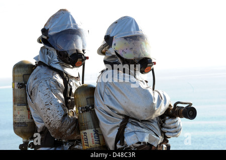 I marinai di estinzione pratica in mare. Foto Stock