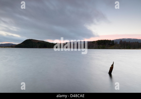 Sunrise a Loch Pityoulish - Cairngorms National Park - Scozia, Regno Unito Foto Stock