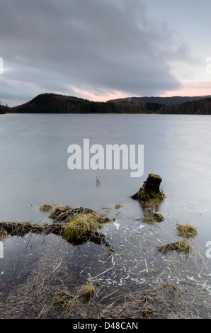 Sunrise a Loch Pityoulish - Cairngorms National Park - Scozia, Regno Unito Foto Stock