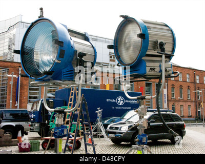 Un set cinematografico con film attrezzature e impianti di trivellazione/armamento e carrelli di trasporto in Piazza Smithfield Dublin, Irlanda Foto Stock