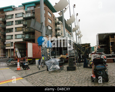 Un set cinematografico con film attrezzature e impianti di trivellazione/armamento e carrelli di trasporto in Piazza Smithfield Dublin, Irlanda Foto Stock