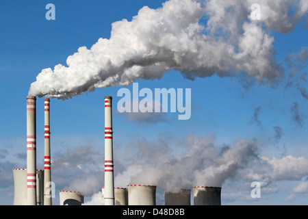 Pericolo bianco fumo proveniente da centrali a carbone vegetale camino Foto Stock