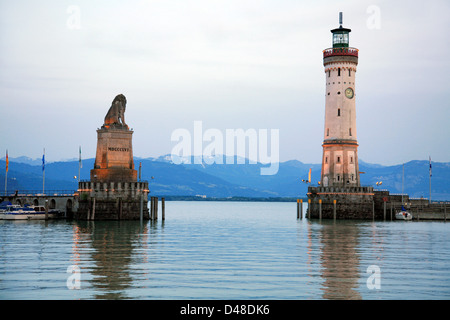 Ingresso al porto di Lindau presso il lago di Costanza con il faro e la statua del leone bavarese Foto Stock