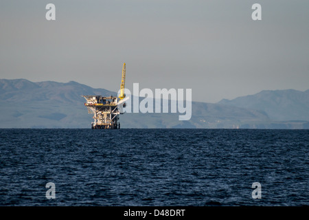 Offshore oil piattaforma situata al largo della costa della Channel Island, California Foto Stock