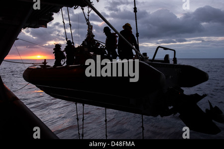 USS Harry Truman lancia uno scafo rigido barca gonfiabile. Foto Stock