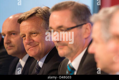 Il Sottosegretario di trasporto, Rainer Bomba (CDU, L-R), ex CEO di Deutsche Bahn e Air Berlin e ora amministratore delegato della società aeroportuale BER Hartmut Mehdorn, Premier del Brandeburgo Matthias Platzeck, e il sindaco di Berlino Klaus Wowereit (entrambi SPD) dare una conferenza stampa al Berlin Brandenburg Airport BER in Schoenefeld, Germania, 08 marzo 2013. 70 anni top manager Mehdorn diventerà il nuovo amministratore delegato della società aeroportuale. Foto: Hannibal Hanschke Foto Stock