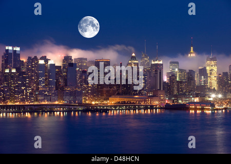 La nebbia tra edifici MIDTOWN skyline del fiume Hudson MANHATTAN NEW YORK STATI UNITI D'AMERICA Foto Stock