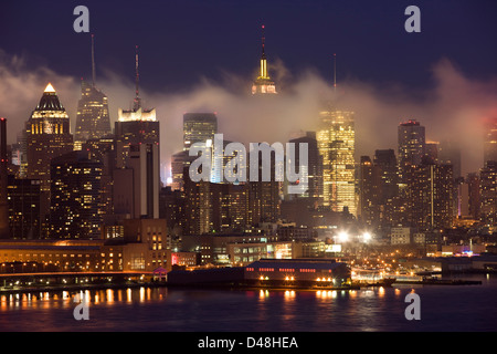 La nebbia tra edifici MIDTOWN skyline del fiume Hudson MANHATTAN NEW YORK STATI UNITI D'AMERICA Foto Stock